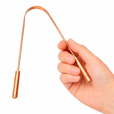 tongue scraper cobre en mano