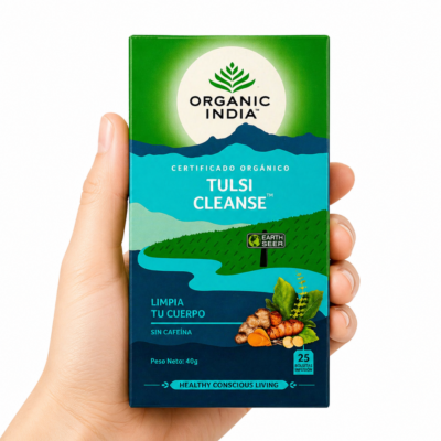 Infusión Tulsi Cleanse Organic India en mano – té ayurvédico detox orgánico para limpieza del organismo