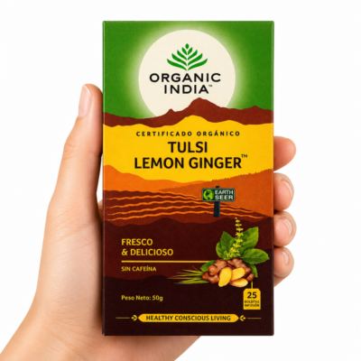 Infusión Tulsi Lemon Ginger Organic India en mano – té ayurvédico digestivo con jengibre y limón