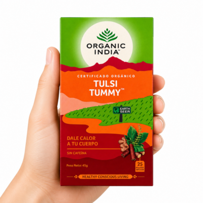 Infusión Tulsi Tummy Organic India en mano – té ayurvédico digestivo para aliviar hinchazón y mejorar la digestión