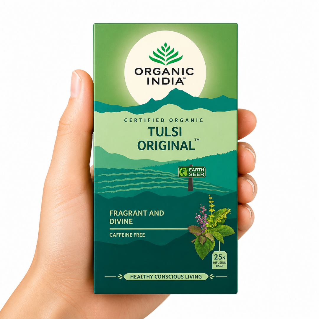 TGL'26 01 - Web - PWP-OIN-2513 - Infusión Organic India - Tulsi Original Infusión Organic India Tulsi Original sostenida por una mano neutra sobre fondo blanco, té ayurvédico orgánico sin cafeína para el bienestar diario