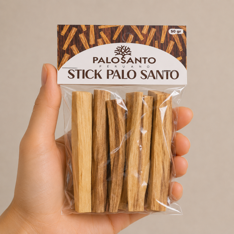 Mano neutra sosteniendo Palo Santo de Perú en sticks naturales sobre fondo beige minimalista.