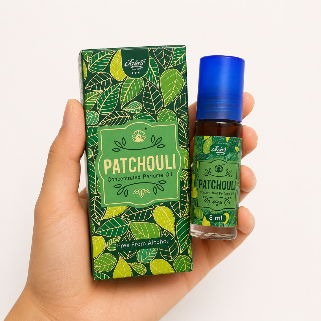 Patchouli Mano neutra sosteniendo Attar Patchouli 100% natural de Jains sobre fondo blanco minimalista.