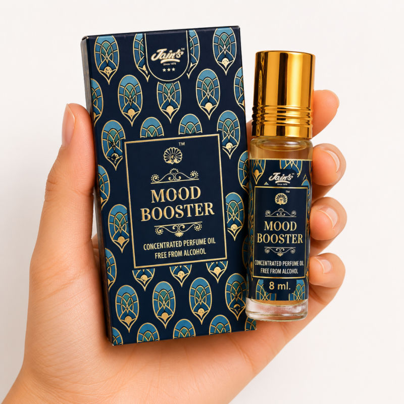 Mano neutra sosteniendo Attar Mood Booster 100% natural de Jains sobre fondo blanco minimalista.