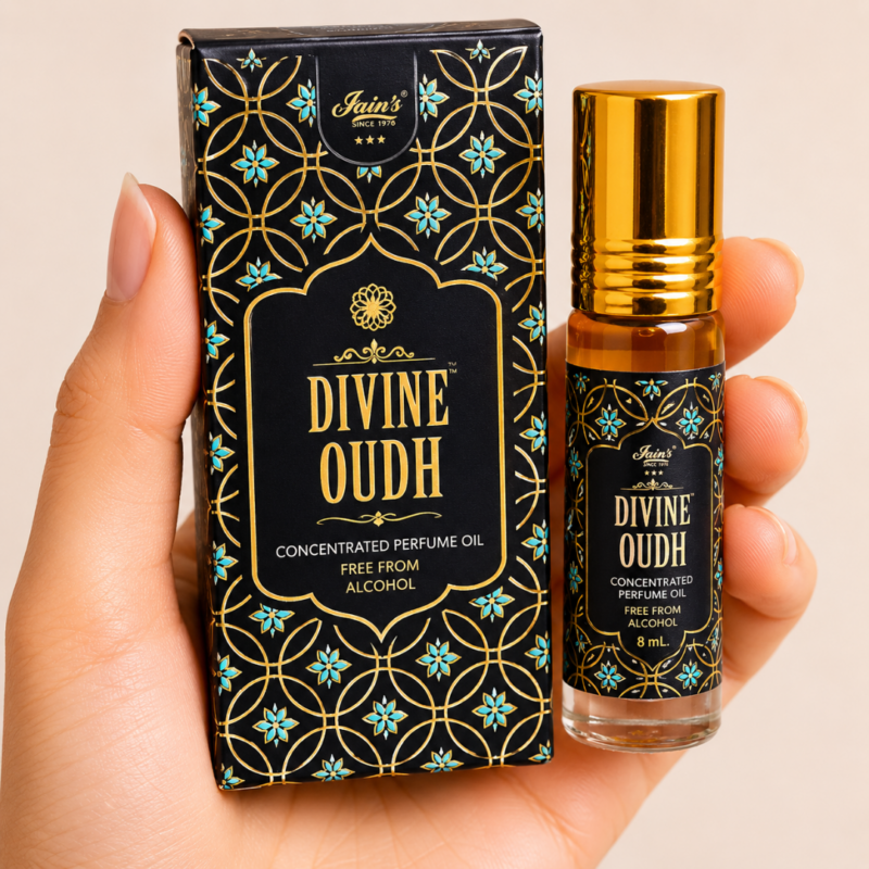 Mano neutra sosteniendo Attar Divine Oudh 100% natural de Jains sobre fondo beige minimalista.