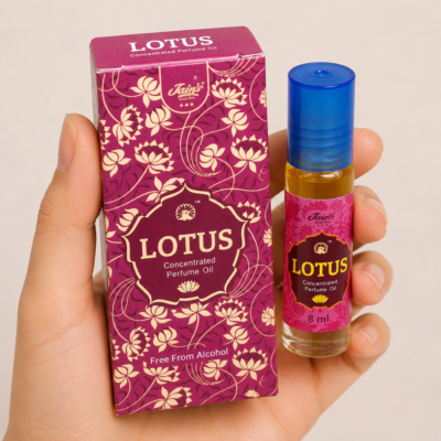 Mano neutra sosteniendo Attar Lotus 100% natural de Jains con diseño floral rosa sobre fondo beige minimalista.