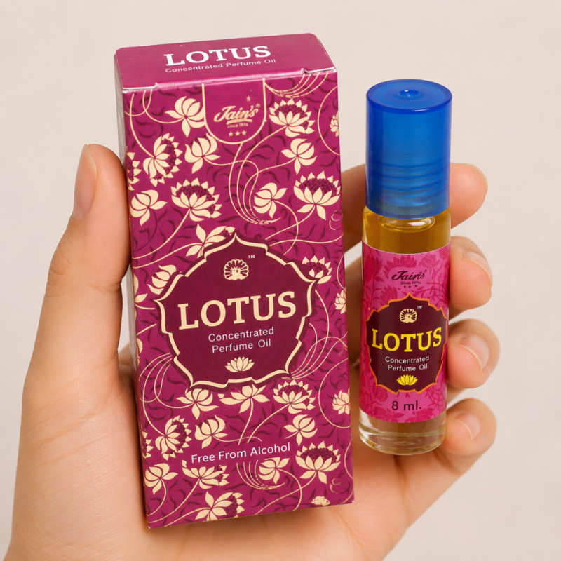 Mano neutra sosteniendo Attar Lotus 100% natural de Jains con diseño floral rosa sobre fondo beige minimalista.
