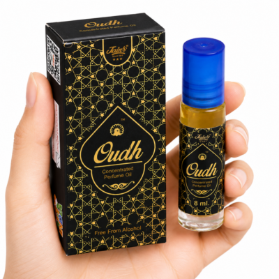 Mano neutra sosteniendo Attar Oudh 100% natural de Jains con diseño negro y dorado sobre fondo blanco minimalista.
