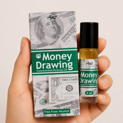 Mano neutra sosteniendo Attar Money Drawing 100% natural de Jains sobre fondo beige minimalista.