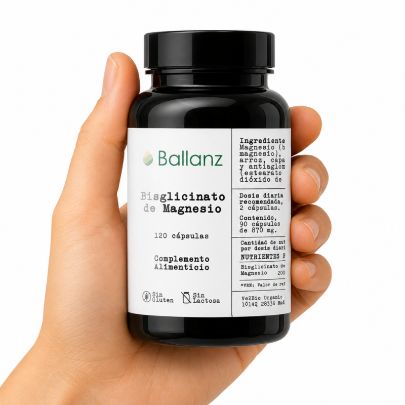 Mano sosteniendo suplemento Ballanz Bisglicinato de Magnesio 120 cápsulas sobre fondo blanco.