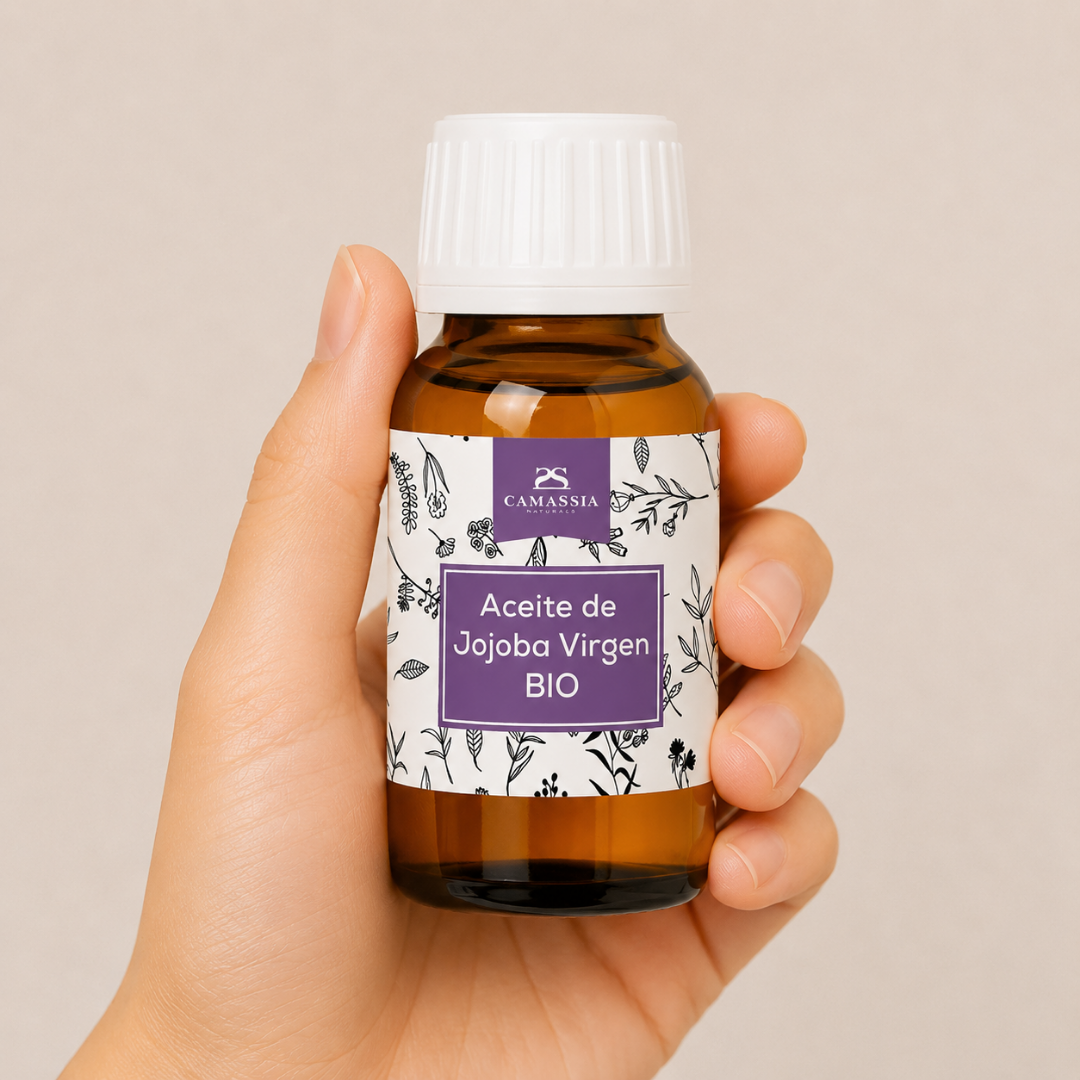 Aceite de Jojoba Virgen Bio Mano neutra sosteniendo Aceite de Jojoba Virgen BIO de Camassia sobre fondo beige minimalista.