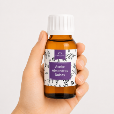 Mano neutra sosteniendo Aceite de Almendras Dulces de Camassia sobre fondo blanco minimalista.