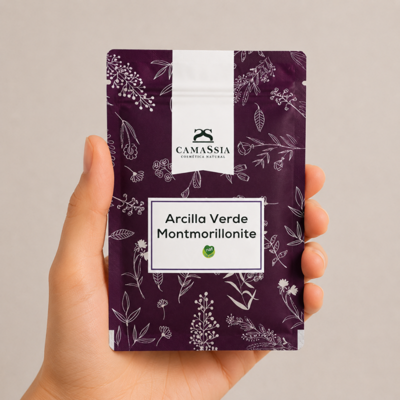 Mano neutra sosteniendo Arcilla Verde Montmorillonite de Camassia sobre fondo claro minimalista.