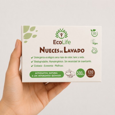 Mano neutra sosteniendo caja de Nueces de Lavado EcoLife sobre fondo blanco minimalista