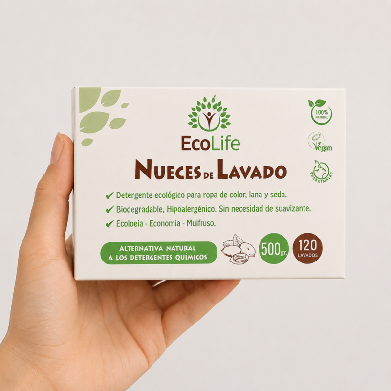 Mano neutra sosteniendo caja de Nueces de Lavado EcoLife sobre fondo blanco minimalista