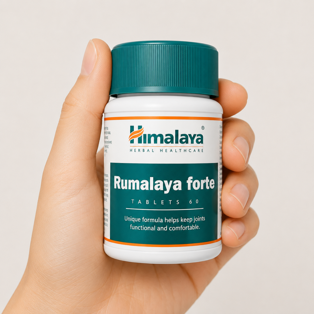 Rumalaya Forte cap Mano neutra sosteniendo un bote de Rumalaya Forte Himalaya sobre fondo claro minimalista.