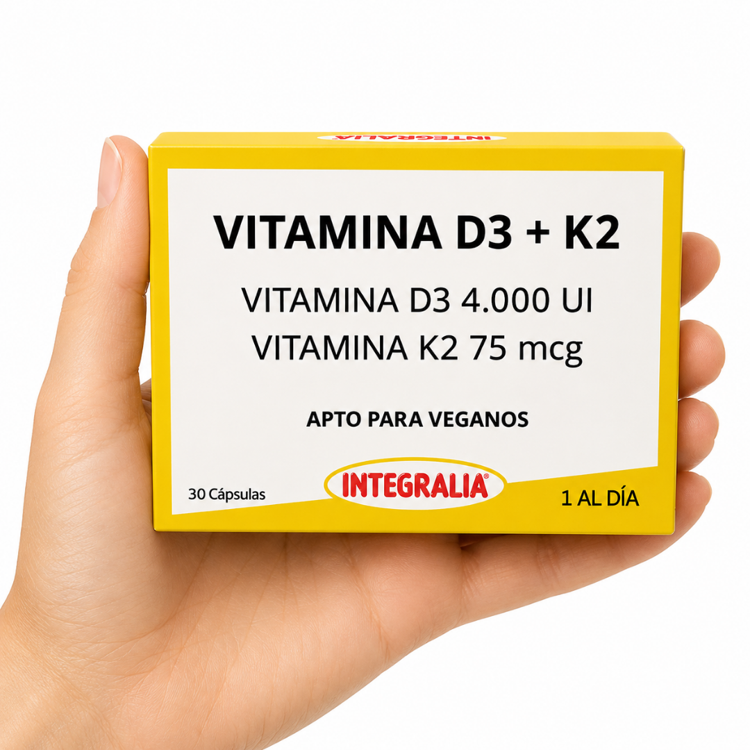 Vitamina D3 + K2 30 cap Mano sosteniendo suplemento Integralia Vitamina D3 + K2 30 cápsulas sobre fondo blanco