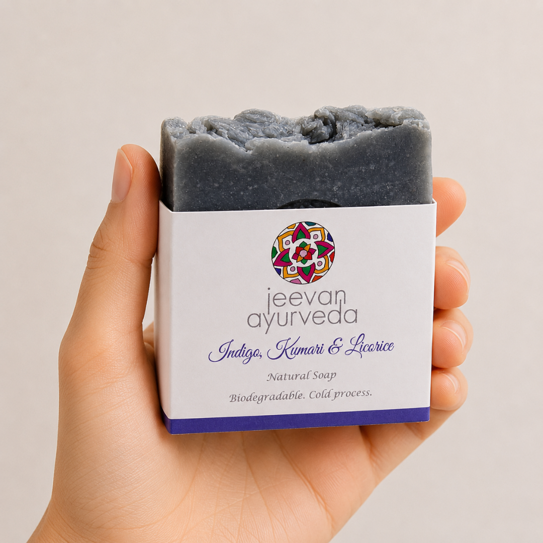 Jabón Natural Indigo, Kumari & Licorice Mano neutra sosteniendo jabón natural Jeevan Ayurveda Indigo, Kumari & Licorice sobre fondo claro minimalista.