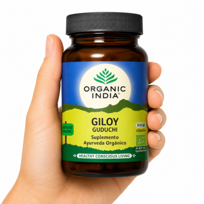 Mano sosteniendo suplemento ayurvédico Organic India Giloy Guduchi 90 cápsulas sobre fondo blanco