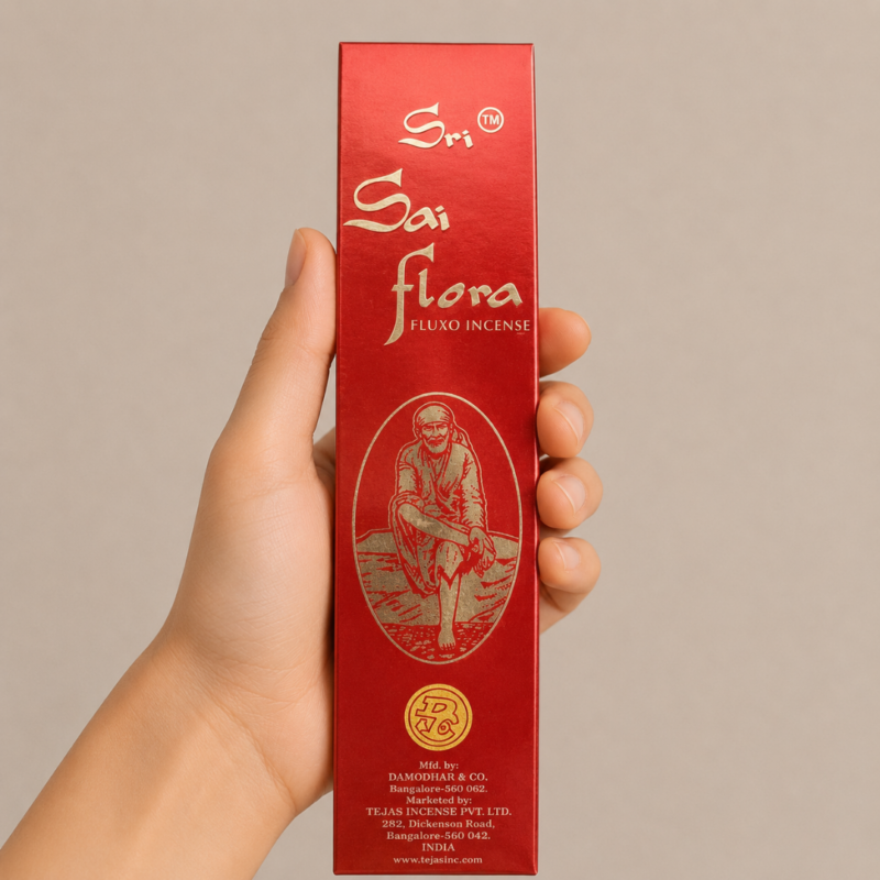 Mano neutra sosteniendo incienso Sai Flora Fluxo Incense sobre fondo beige minimalista.
