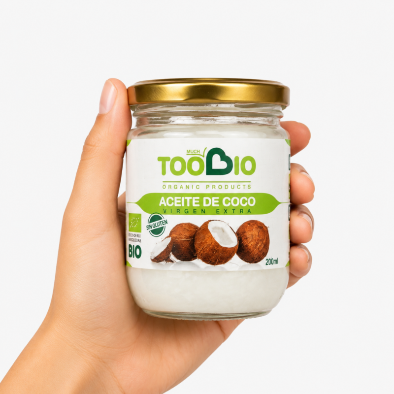 Mano sosteniendo Aceite de Coco Virgen Extra Too Bio en tarro de cristal sobre fondo blanco