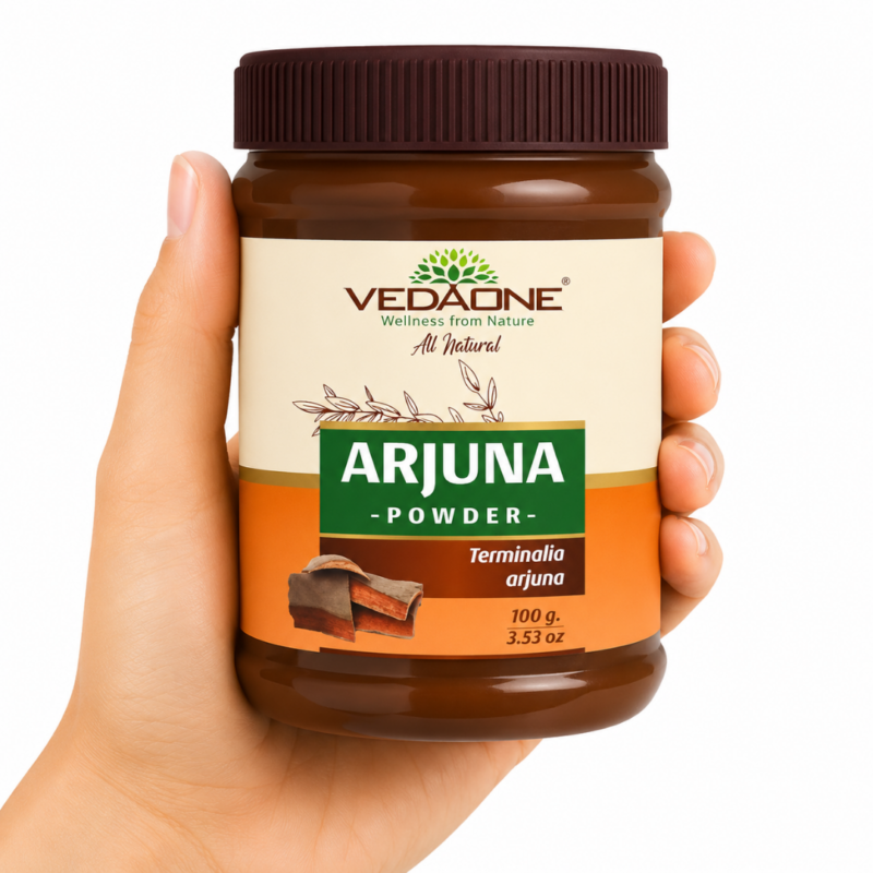 Mano sosteniendo bote de VedaOne Arjuna en Polvo 100g sobre fondo blanco