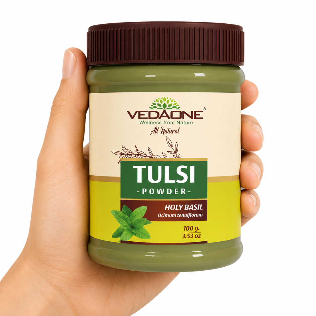 TGL'26 01 - Web - TGL-VD1-0332 - VedaOne - Tulsi en Polvo 100g Mano sosteniendo bote de VedaOne Tulsi en Polvo 100g sobre fondo blanco