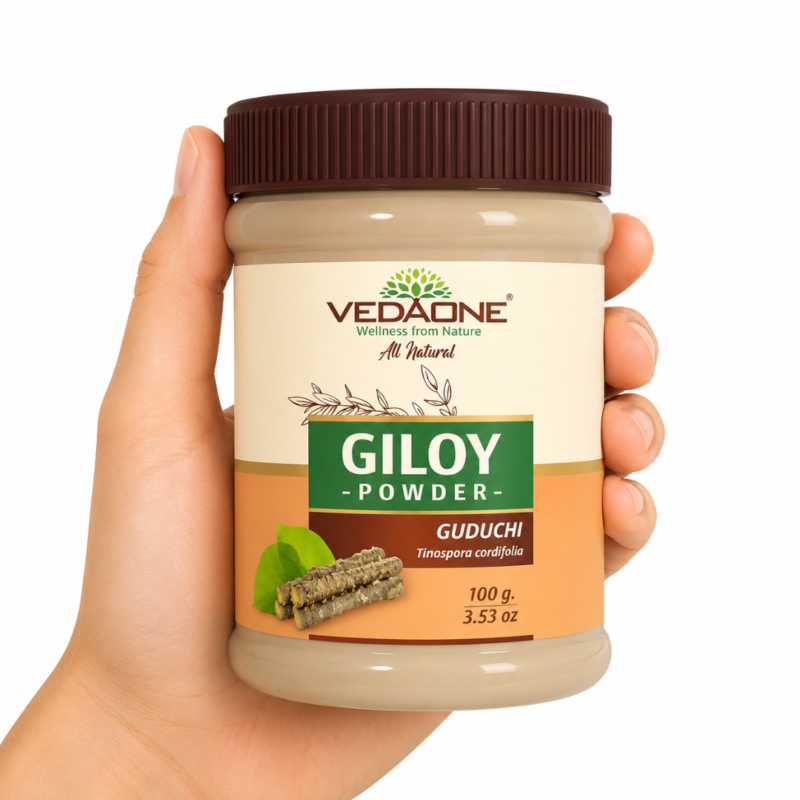 Mano sosteniendo bote de VedaOne Giloy en Polvo 100g sobre fondo blanco
