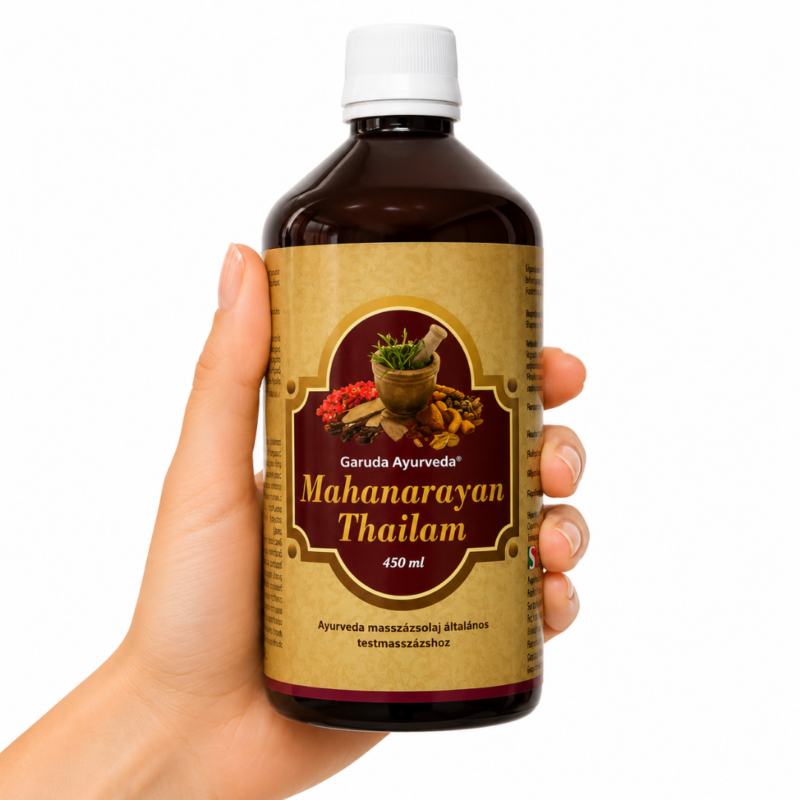 Botella de Aceite Mahanarayan Thailam Garuda Ayurveda sostenida por una mano sobre fondo blanco para masaje ayurvédico tradicional.