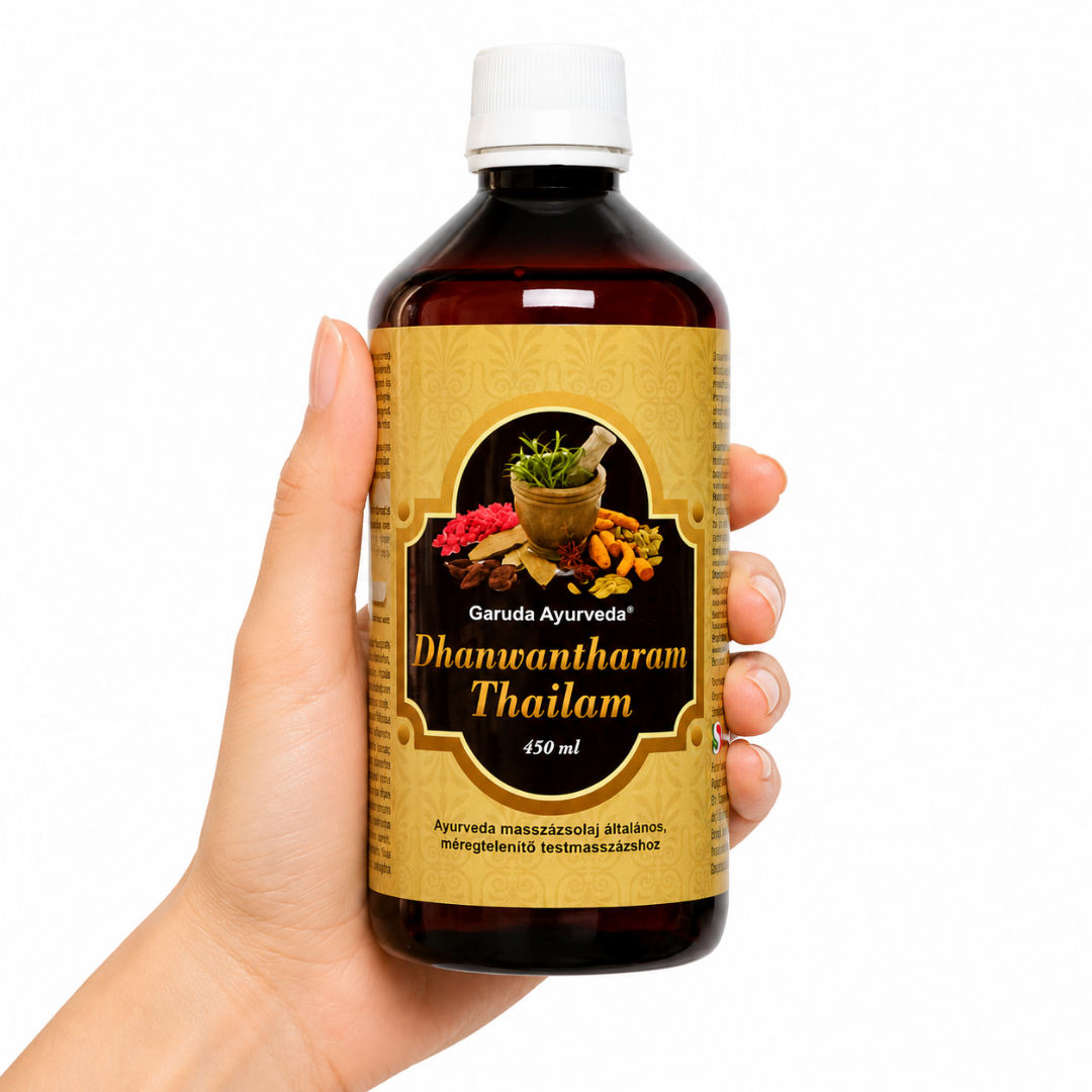 TGL'26 01 - Web - PWP-GAR-0447 - Aceite Dhawantharam Botella de Aceite Dhanwantharam Thailam Garuda Ayurveda sostenida por una mano sobre fondo blanco para masaje ayurvédico tradicional.