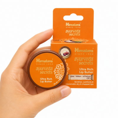 Himalaya Ayurveda Secrets Ultra Rich Lip Butter, bálsamo labial ayurvédico nutritivo con ghee, kokum y CICA sobre fondo blanco.