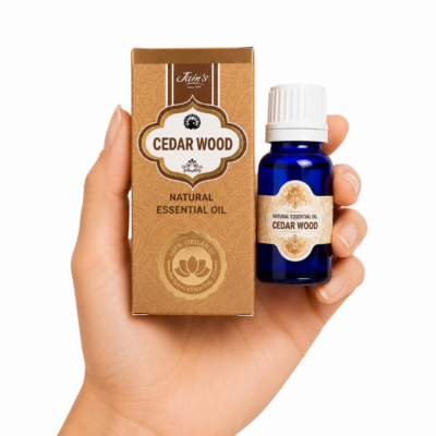 Aceite Esencial de Cedarwood Jain's 100% natural con caja color madera y frasco de vidrio azul sobre fondo blanco.