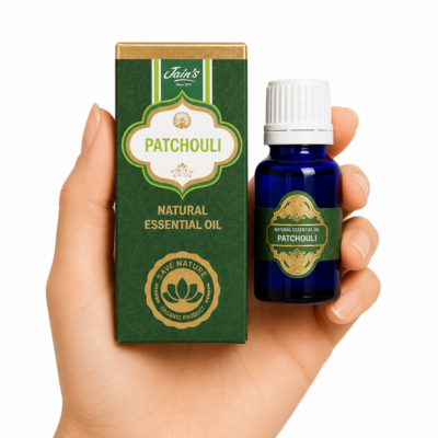 Aceite Esencial de Patchouli Jain's 100% natural con caja verde y frasco de vidrio azul sobre fondo blanco.