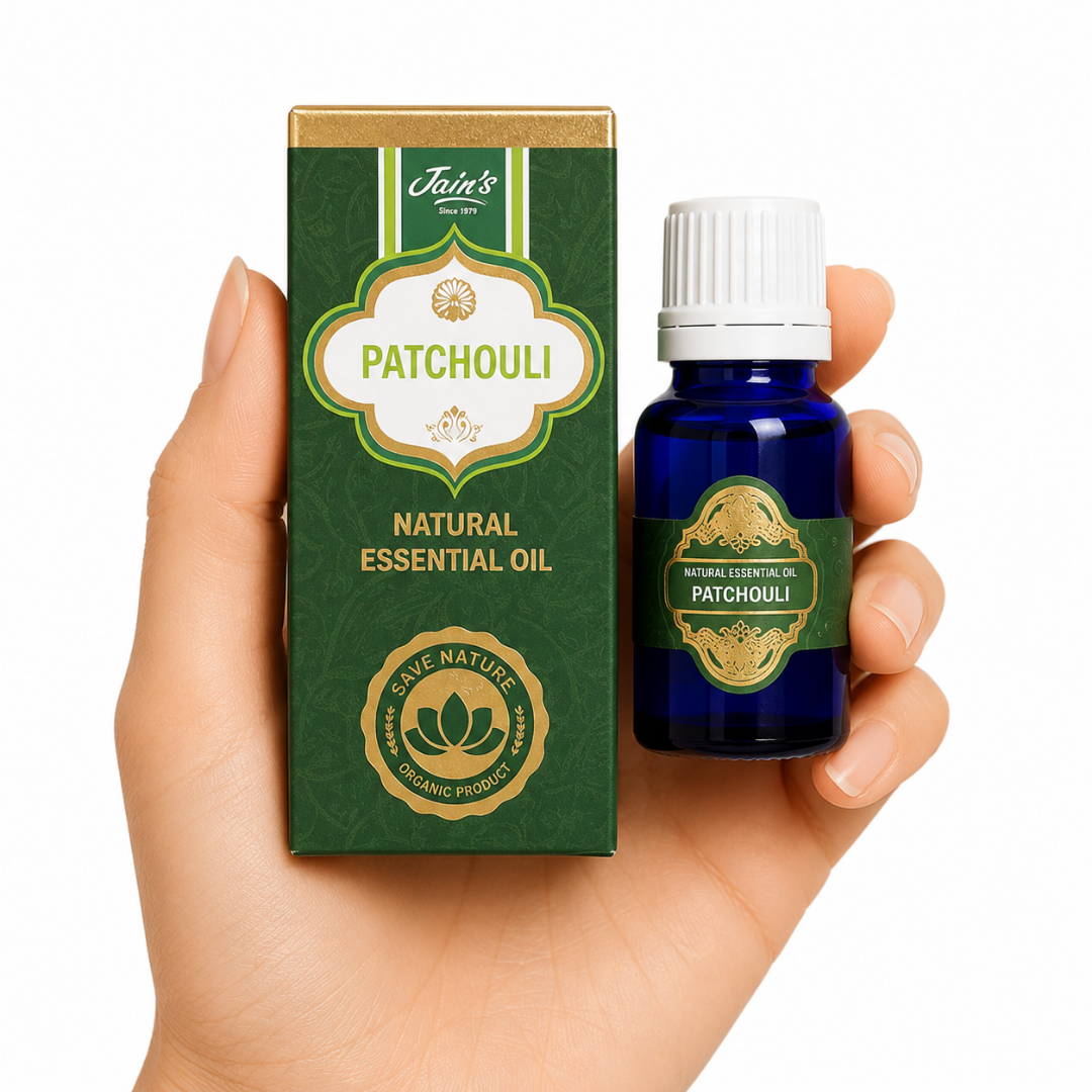 TGL'26 01 - Web - PWP-JAI-0025 - Aceite Esencial Patchouli Aceite Esencial de Patchouli Jain's 100% natural con caja verde y frasco de vidrio azul sobre fondo blanco.