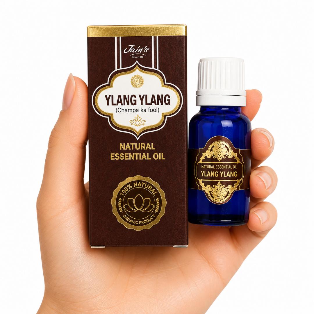 TGL'26 01 - Web - PWP-JAI-0029 - Aceite Esencial Ylang Ylang Aceite Esencial de Ylang Ylang Jain's 100% natural con caja marrón y frasco de vidrio azul sobre fondo blanco.