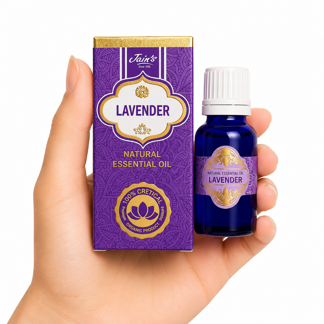 TGL'26 01 - Web - PWP-JAI-0038 - Aceite Esencial Lavanda Aceite Esencial de Lavanda (Lavender) Jain's 100% natural con caja morada y frasco de vidrio azul sobre fondo blanco.