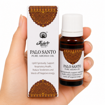 Aceite Aromático Palo Santo Pure Aroma Oil de Jain's presentado en una mano sobre fondo blanco.