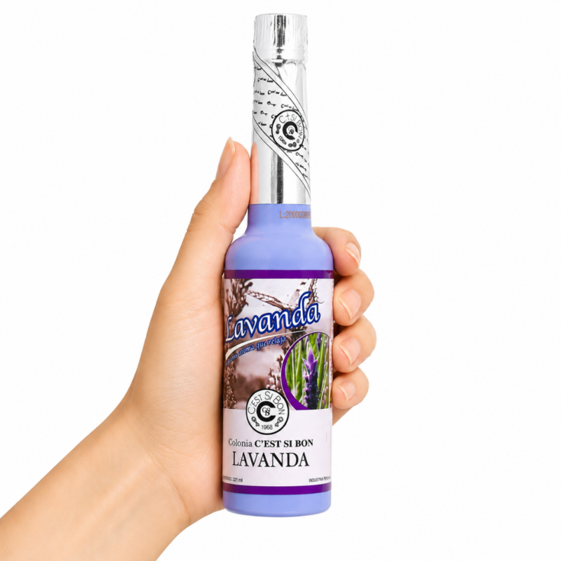 Colonia de Lavanda C'EST SI BON 221 ml con aroma relajante de lavanda sobre fondo blanco.