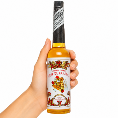 Agua de Kananga Murray & Lanman 221 ml, colonia floral tradicional para limpieza energética, rituales espirituales y bienestar sobre fondo blanco.