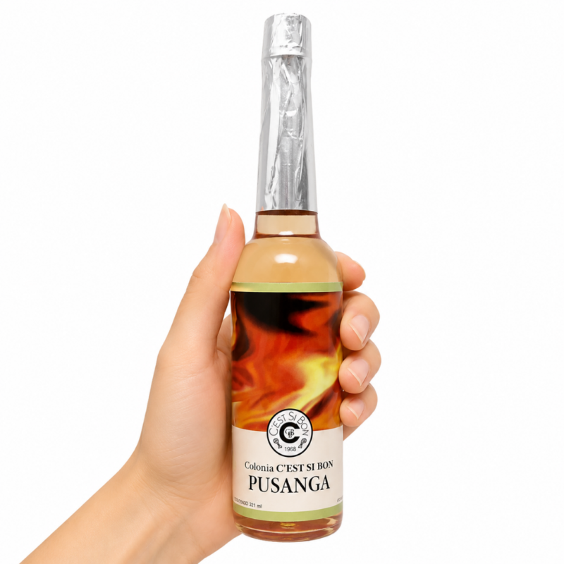 Colonia de Pusanga C'est Si Bon 221 ml sobre fondo blanco utilizada para bienestar, aromaterapia y armonización energética.