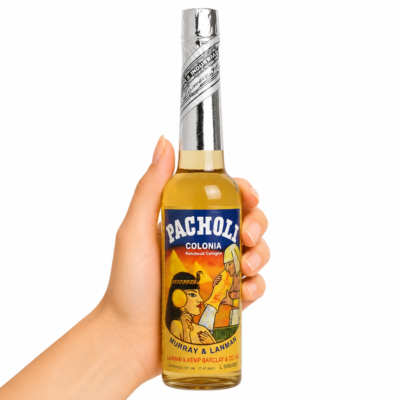 Colonia de Pacholi Murray & Lanman 221 ml sobre fondo blanco con aroma cálido, amaderado y terroso para bienestar, aromaterapia y uso diario.