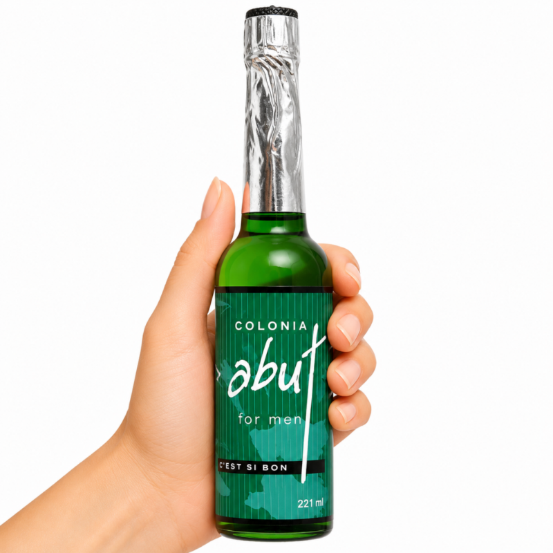 Colonia Abut for Men C'est Si Bon 221 ml sostenida por una mano sobre fondo blanco. Fragancia refrescante para uso diario.