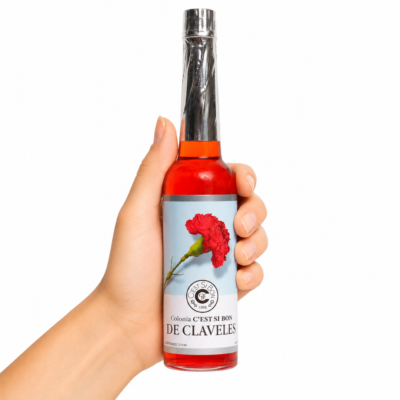 Colonia de Claveles C'est Si Bon 221 ml sobre fondo blanco, fragancia floral tradicional para uso diario, bienestar y aromaterapia.