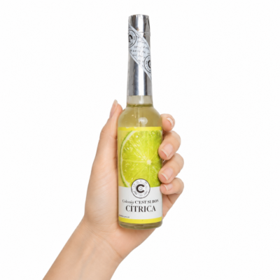 Colonia Cítrica C'EST SI BON con fragancia fresca de cítricos en botella de cristal sobre fondo blanco.