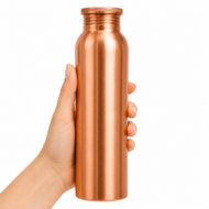 Botella de cobre lisa de 950 ml para agua inspirada en la tradición ayurvédica sobre fondo blanco minimalista.