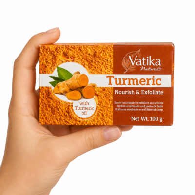 Jabón Vatika Naturals Cúrcuma 100 g nutritivo y exfoliante con aceite de cúrcuma sobre fondo blanco.