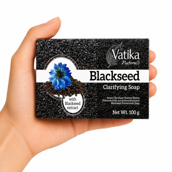 Mano sosteniendo Jabón Vatika Naturals Blackseed Clarifying Soap 100 g sobre fondo blanco minimalista.