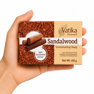 Mano sosteniendo Jabón Vatika Naturals Sandalwood 100 g sobre fondo blanco minimalista.