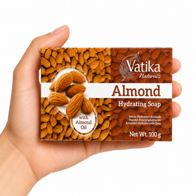 Mano sosteniendo Jabón Vatika Naturals Almond 100 g con aceite de almendras sobre fondo blanco. Jabón hidratante natural para nutrir y suavizar la piel.