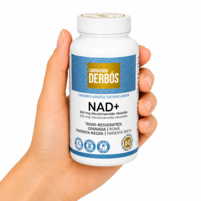 Mano sosteniendo bote de NAD+ Laboratorio Derbós con Nicotinamida Ribósido, Trans-Resveratrol y Granada sobre fondo blanco.